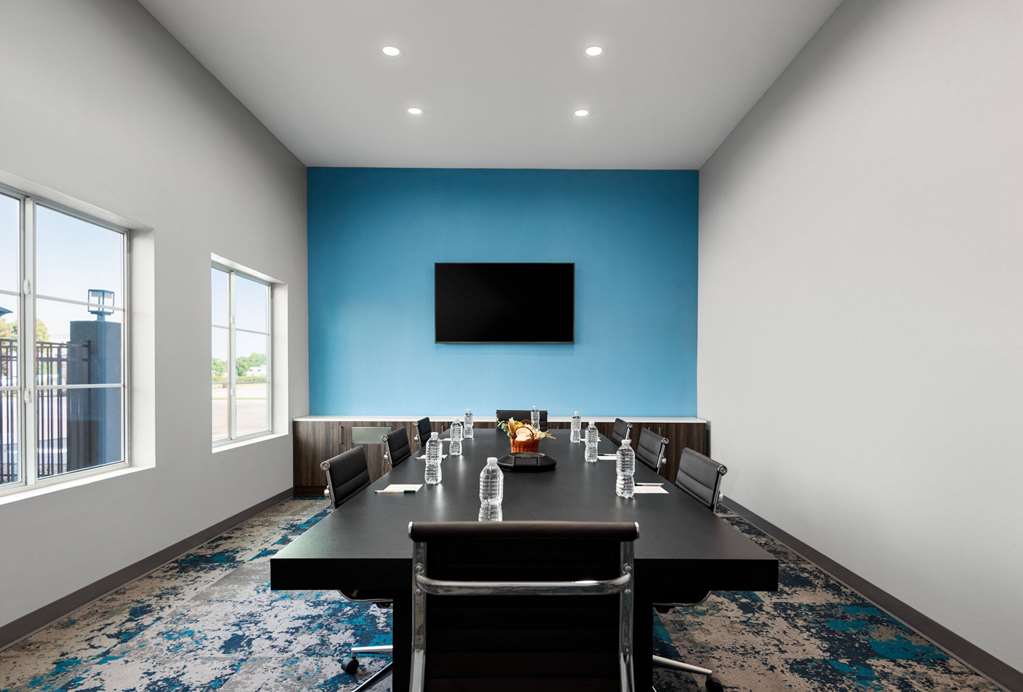 La Quinta Inn & Suites by Wyndham Gonzales LA - photo 42
