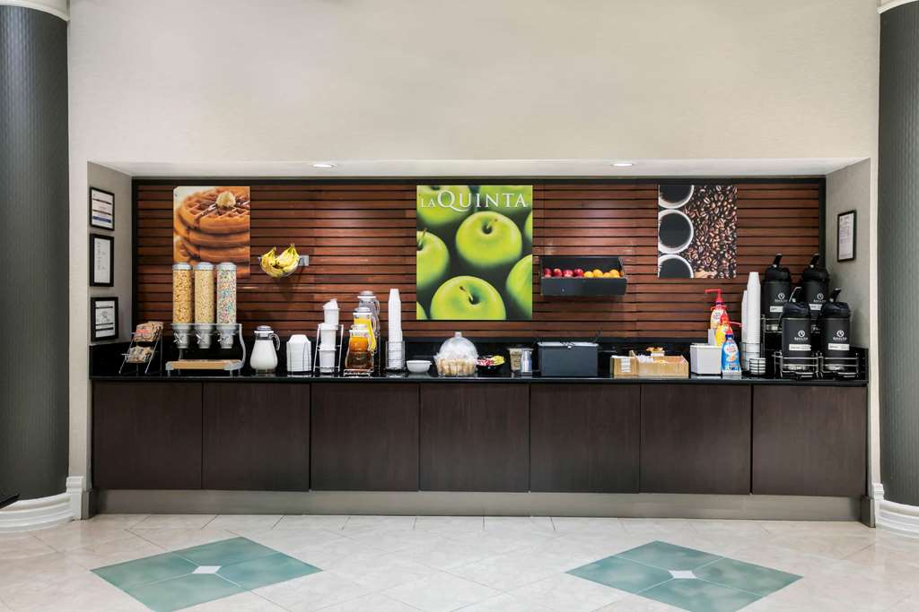 La Quinta Inn & Suites by Wyndham Dallas Arlington South - photo 18