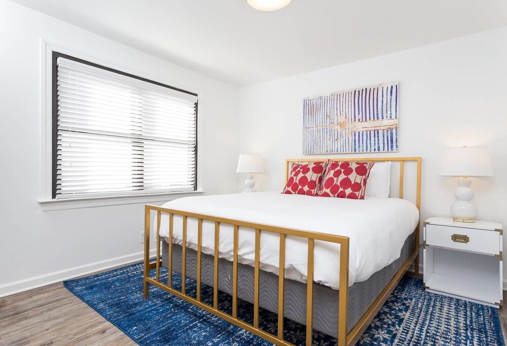 8 BRs Comprised of 4 2BR Suites by Domio - photo 11