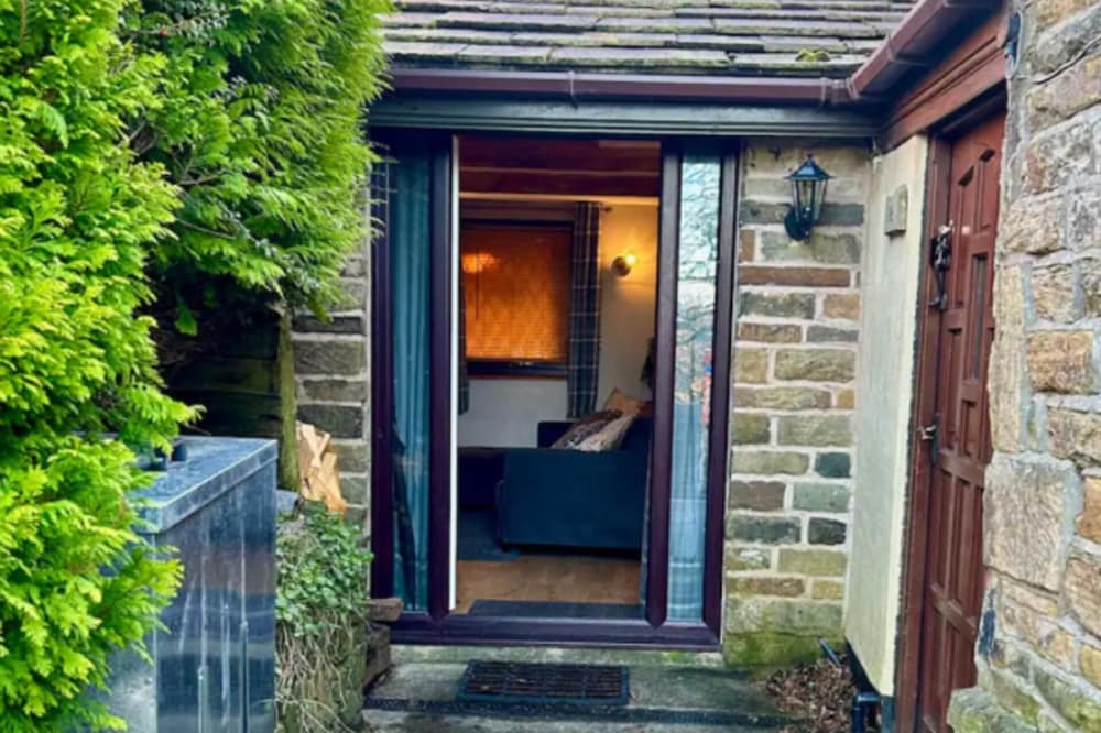 Quaint And Cosy Cottage Manchester 21539062 — Bury