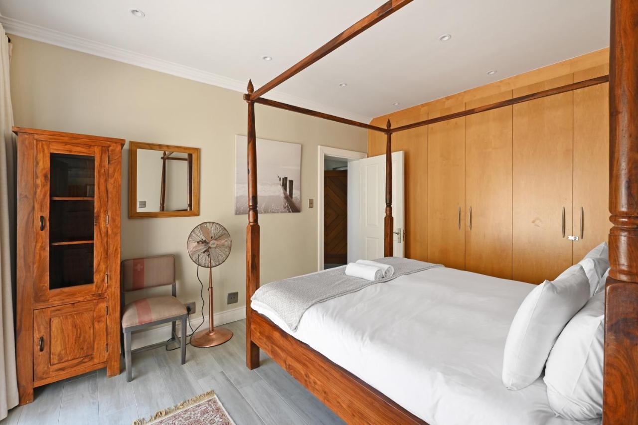 Elegant Camps Bay Villa with Pool 150m to Beach