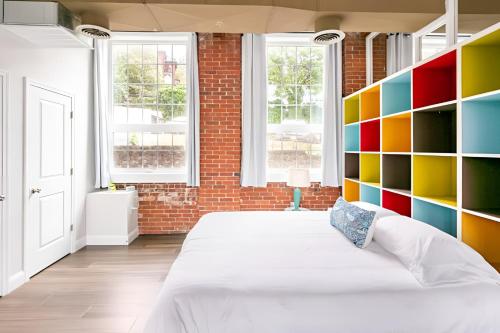 Jennifer's Historic Loft Glass Bedroom — 4-Star Luxury Hotel in Providence, United States