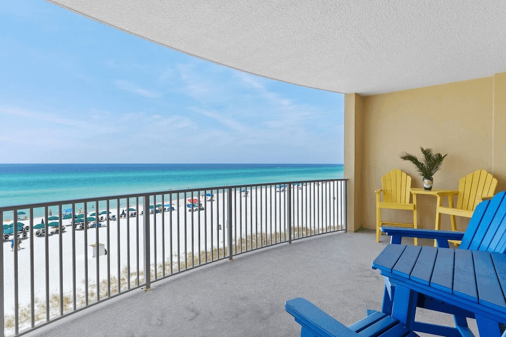 Emerald Isle Resort 405 by Avantstay Beachfront Beach Chairs Pool Access - photo 3