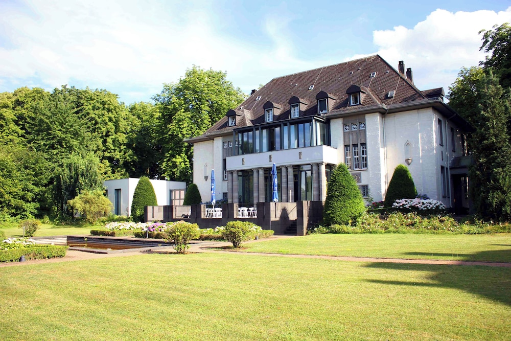 Villa Weisser Berg — 4-Star Luxury Hotel in Neuwied, Germany