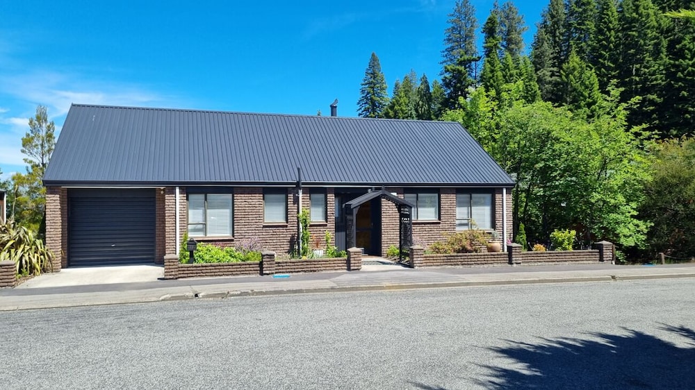 27 Alpine Avenue in Unknown City, New Zealand