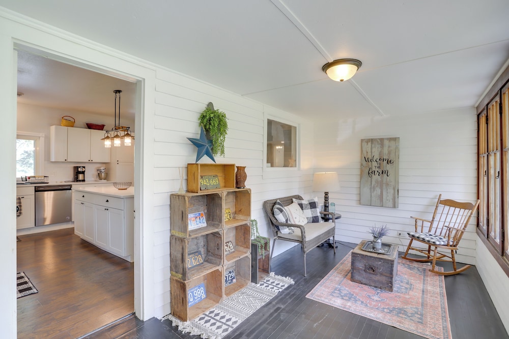 South Haven Farmhouse with Fire Pit 4 Mi to Beach — 4-Star Luxury Hotel in South Haven, United States