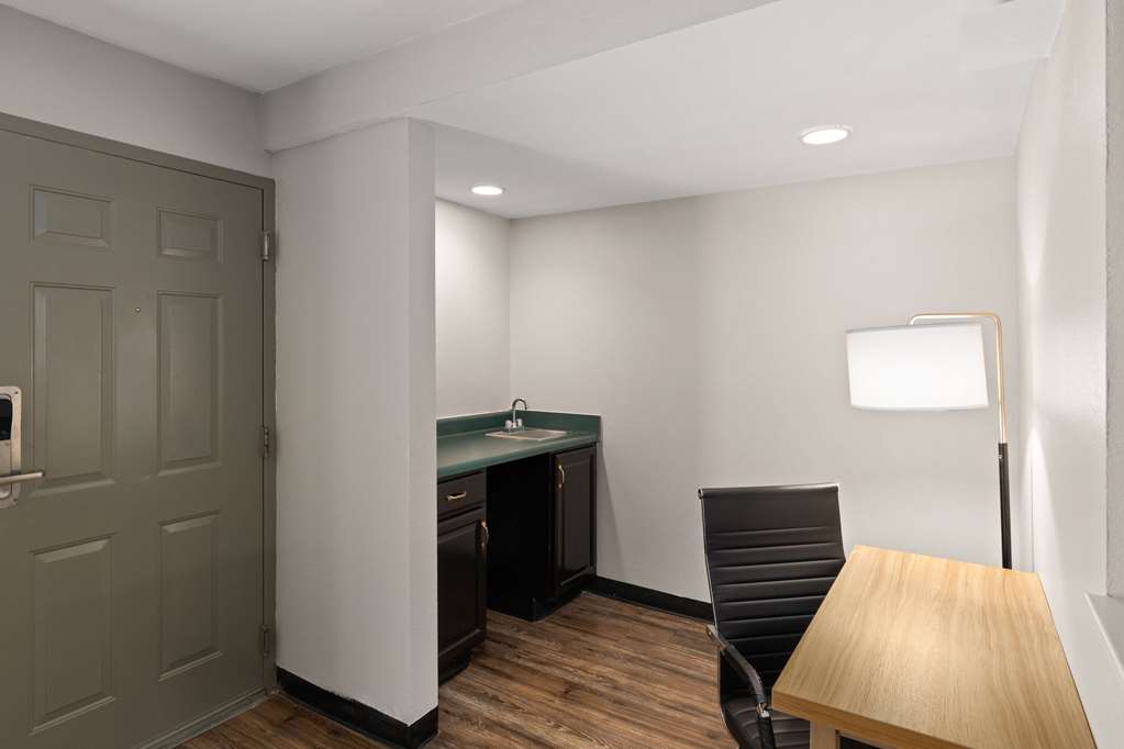 Days Inn by Wyndham Clarksville North - photo 25