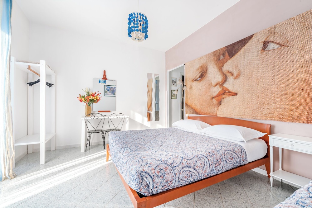 Lia Rooms 2 — hotel in La Spezia