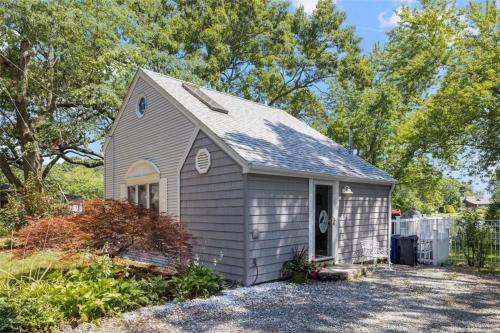 Cozy Waterfront Cottage Sleeps 4 — 4-Star Luxury Hotel in Warwick, United States