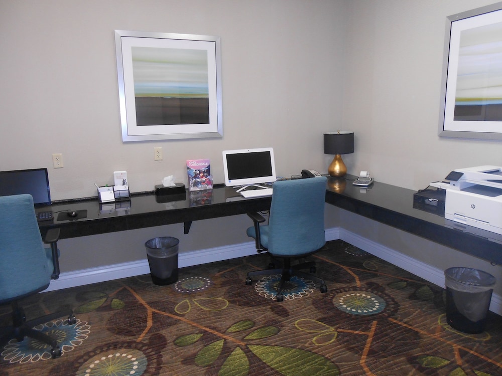 Holiday Inn Express & Suites Carbondale University Area by IHG - photo 21