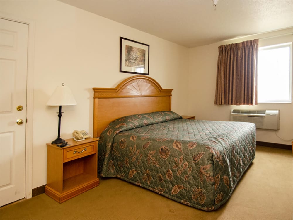 Urbana Inn & Suites - photo 6
