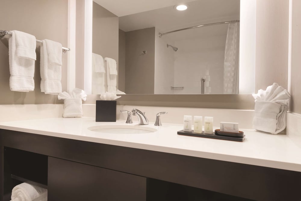 Embassy Suites by Hilton Milwaukee Brookfield - photo 34