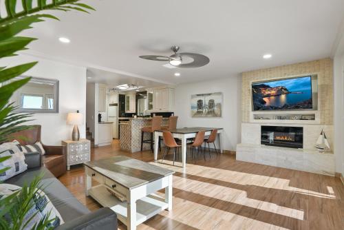 Beachfront Getaway with Ocean Views and Private Patio in Newport Beach, United States