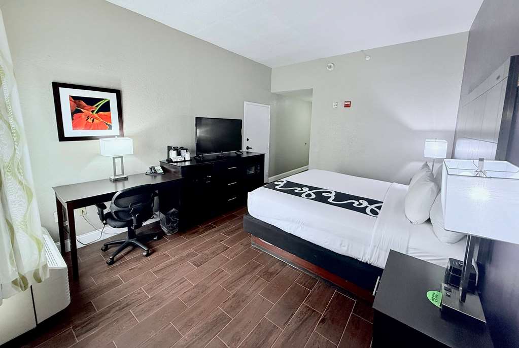 La Quinta Inn & Suites by Wyndham Orlando Universal area - photo 29