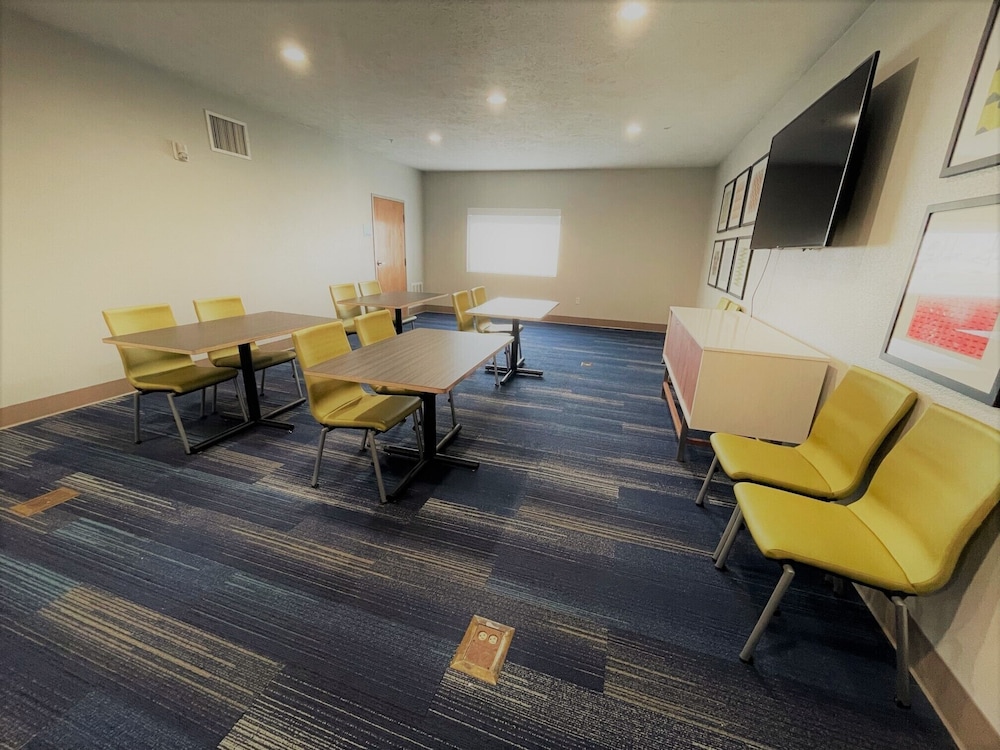 Holiday Inn Express & Suites South Lincoln by IHG - photo 76