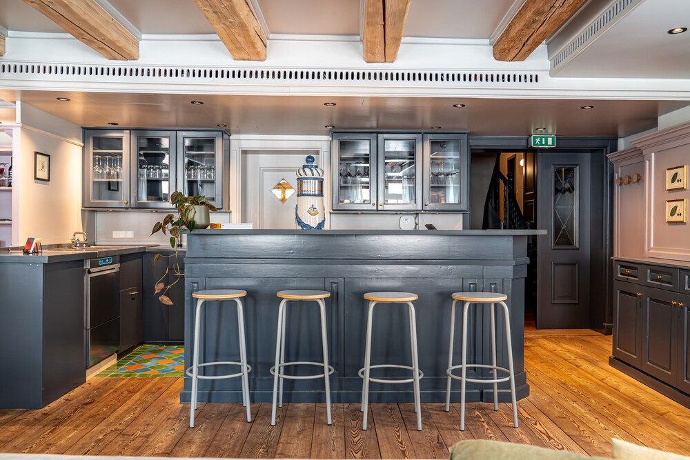 Check-in/check-out kiosk