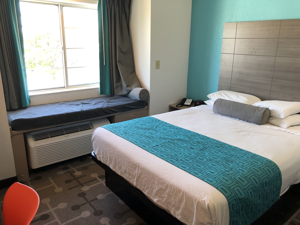 Red Lion Inn & Suites Elk Grove Village - photo 11
