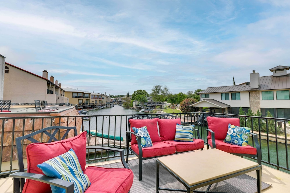 Waterfront Home with Dock on Lake Lyndon B Johnson — 4-Star Luxury Hotel in Horseshoe Bay, United States