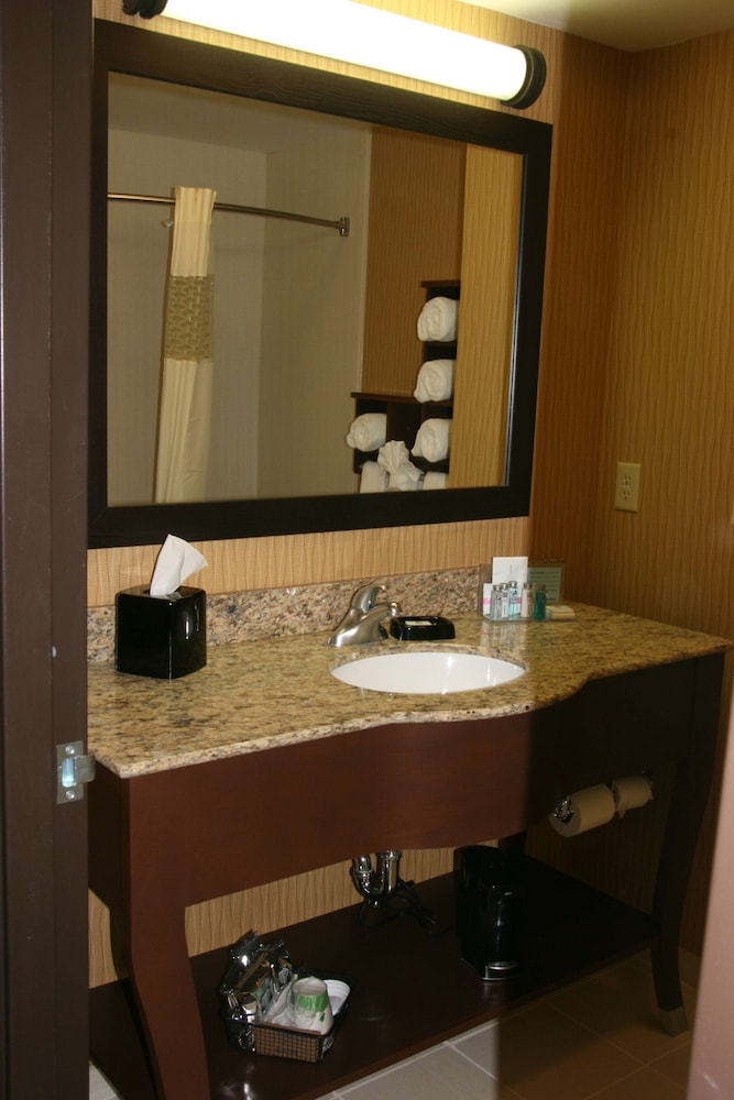 Hampton Inn & Suites Peru - photo 13