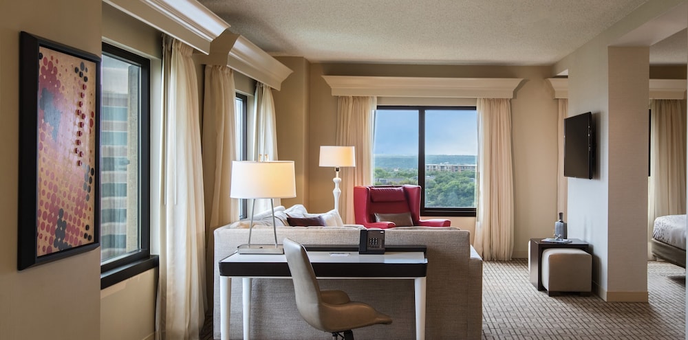 Renaissance Austin Hotel - photo 8