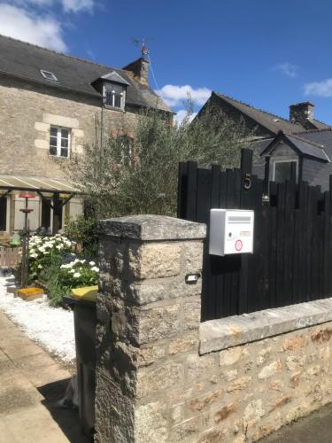 Charmante Maisonnette Proximite Cite Medievale Et Bords De Rance — Dinan