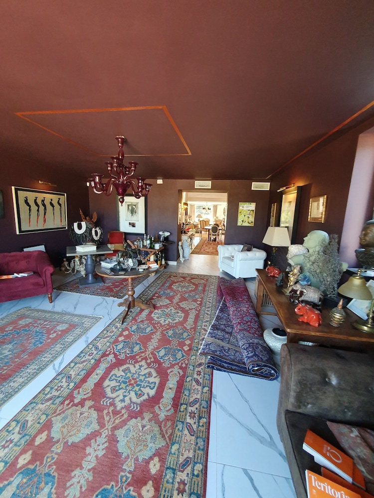 Villa Blanche — 4-Star Luxury Hotel in Arles, France
