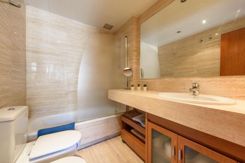 RamblasRentals Stylish Bright 3BR New Catalan Flat 10m Ramblas Parking Wifi — 4-Star Luxury Hotel in Barcelona, Spain