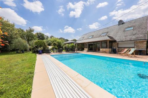 Sarzeau 12 pers Piscine couverte et Billard in Sarzeau, France