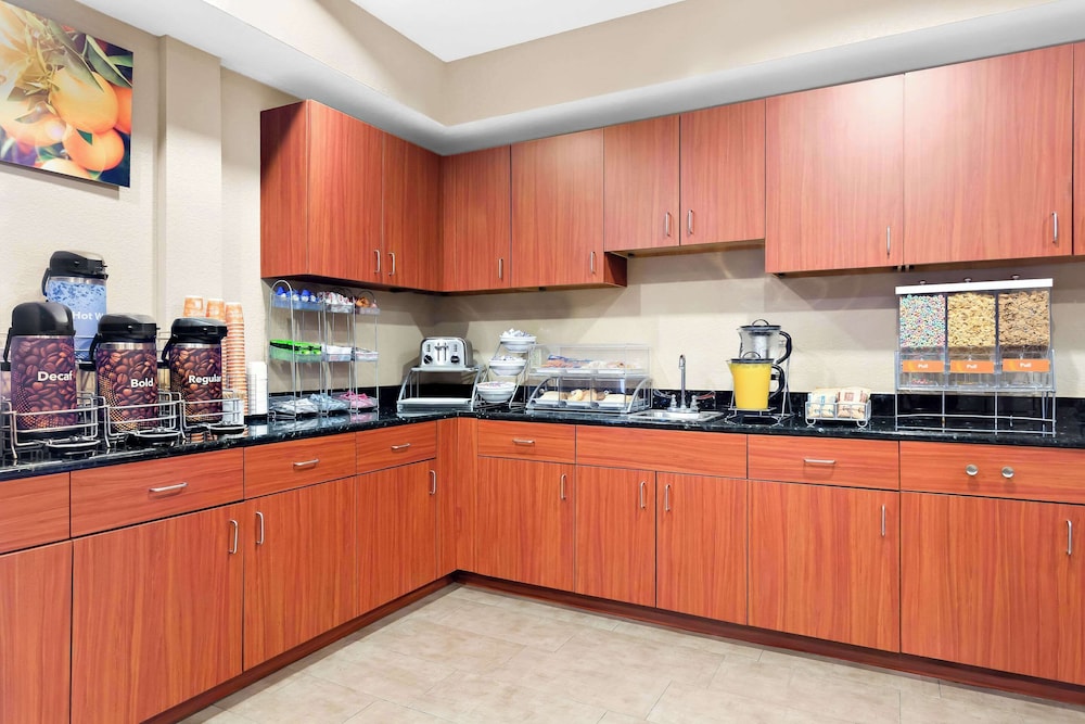 Comfort Suites Tampa Airport North - photo 29