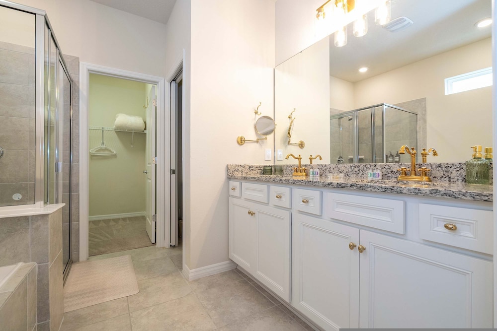 Amazing 5 Suite Home With Resort style Amenities - photo 38