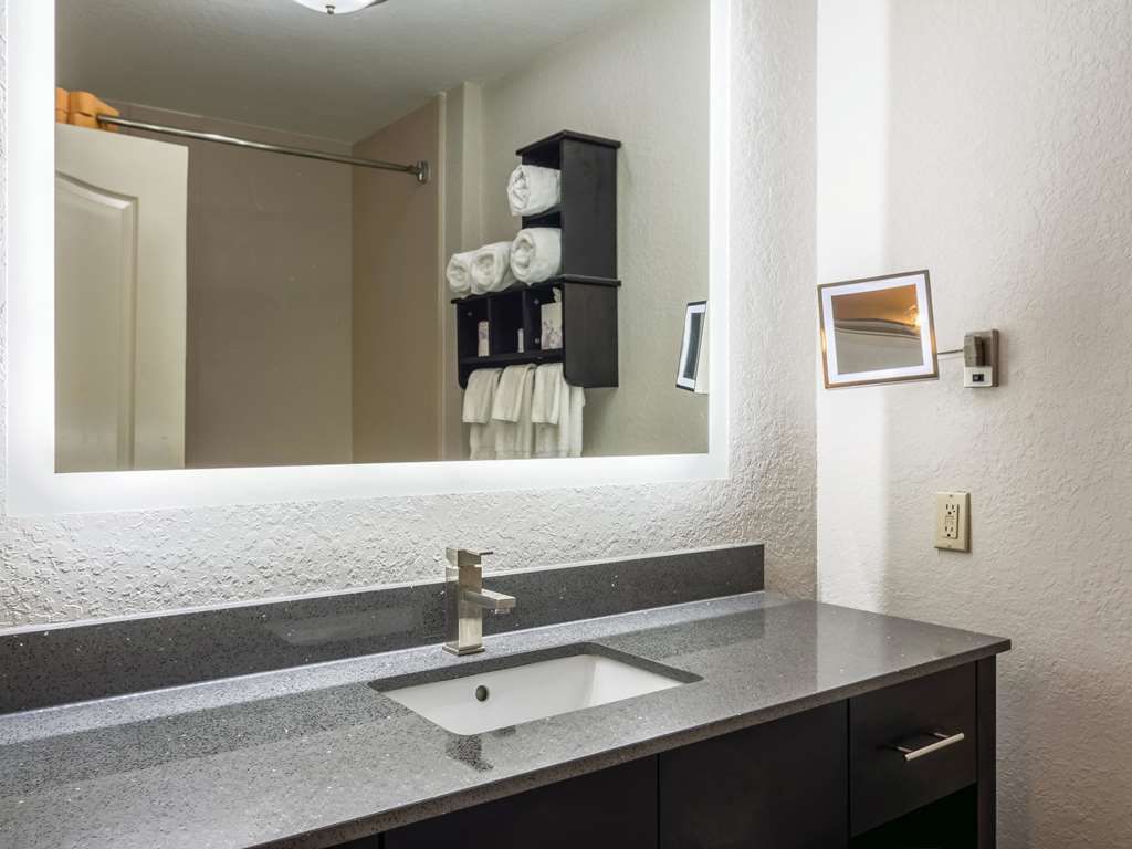 La Quinta Inn & Suites by Wyndham Prattville - photo 21