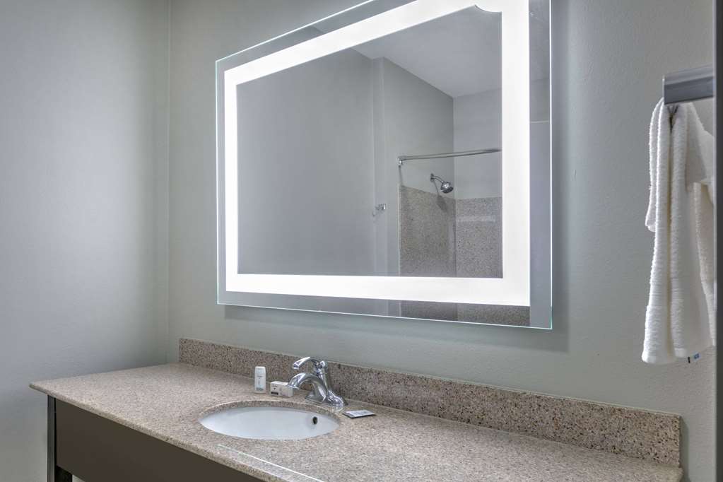 La Quinta Inn & Suites by Wyndham Tulsa Airpt Expo Square - photo 44