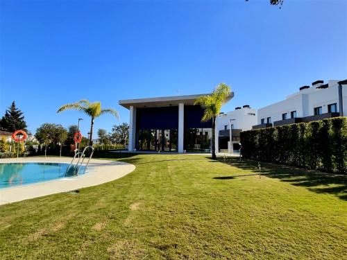 Close to the marina and beaches of Sotogrande experience sophistication in this contemporary four bedroom frontline golf townhouse in the San Roque Club — 4-Star Luxury Hotel in San Roque, Spain