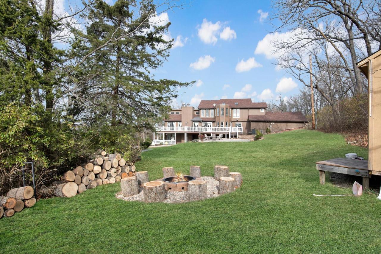 Stunning home woods 15 min to overlandpark — 4-Star Luxury Hotel in Stilwell, United States