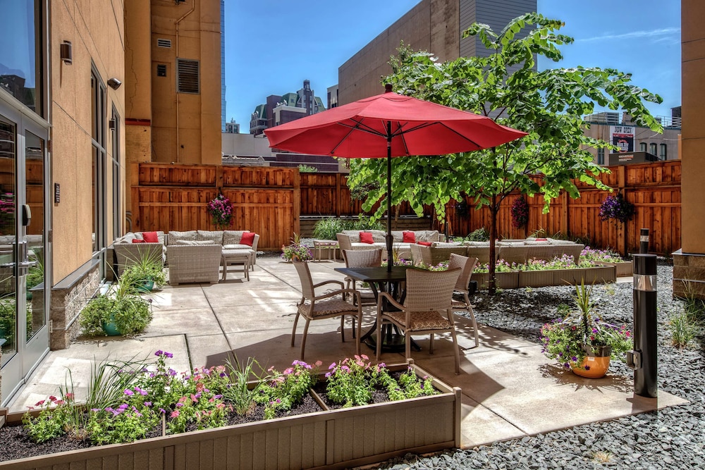 Hampton Inn & Suites Minneapolis Downtown - photo 2