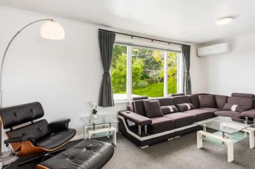 Top Floor Three Bedroom Close to WestCity — 4-Star Luxury Hotel in Auckland, New Zealand