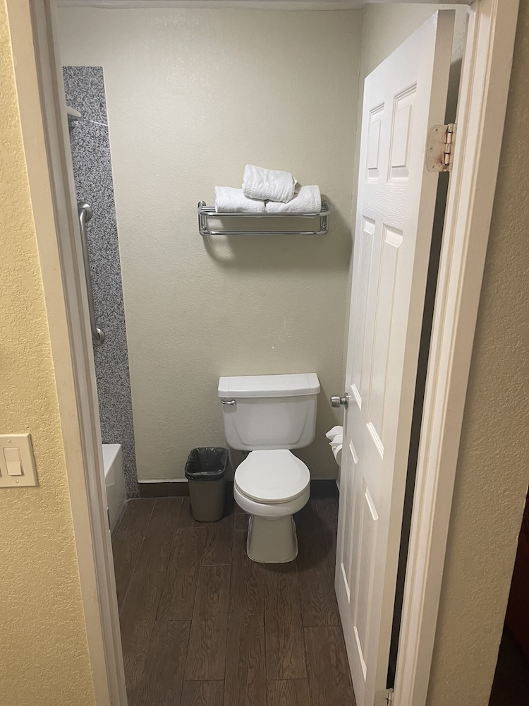 Hospitality Inn San Bernardino Redlands - photo 17