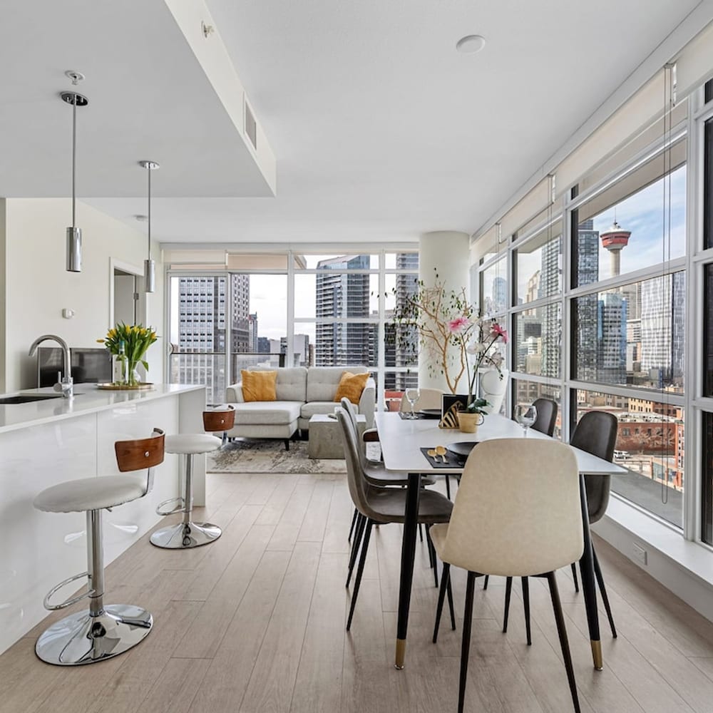 DT Upscale Corner Unit Tower Views Free Parking in Calgary, Canada