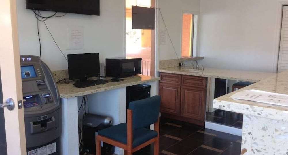 Coast Motel - photo 2