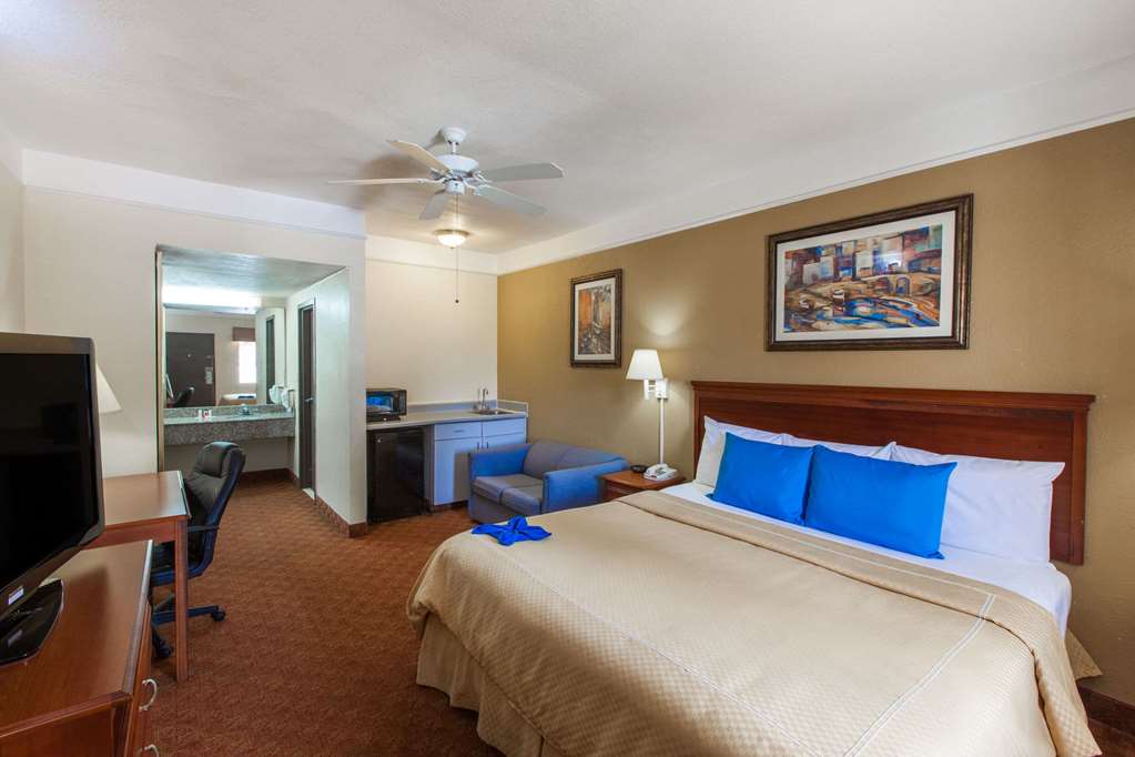 Days Inn & Suites by Wyndham Webster NASA ClearLake Houston - photo 14