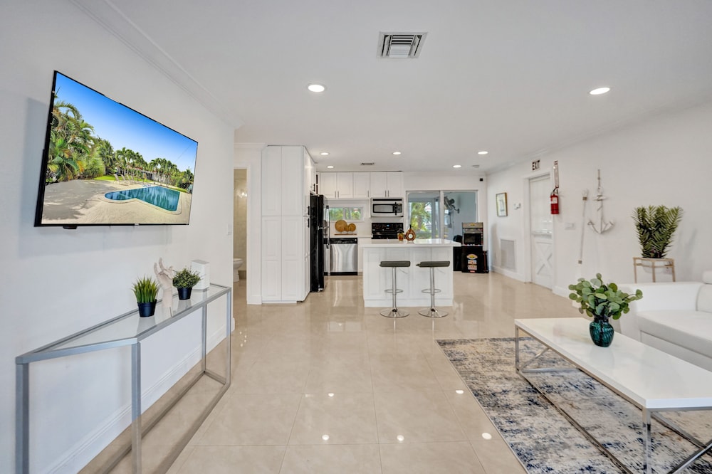 Casa Lago Waterfront Home &Amp; Pool Near Hard Rock Casino — 5-Star Luxury Hotel in Fort Lauderdale, United States