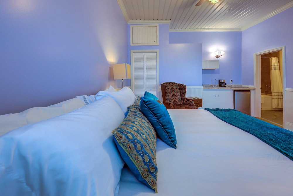 Carlisle Garden Suites - photo 21