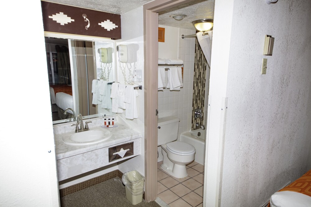 Howard Johnson by Wyndham Gallup - photo 9