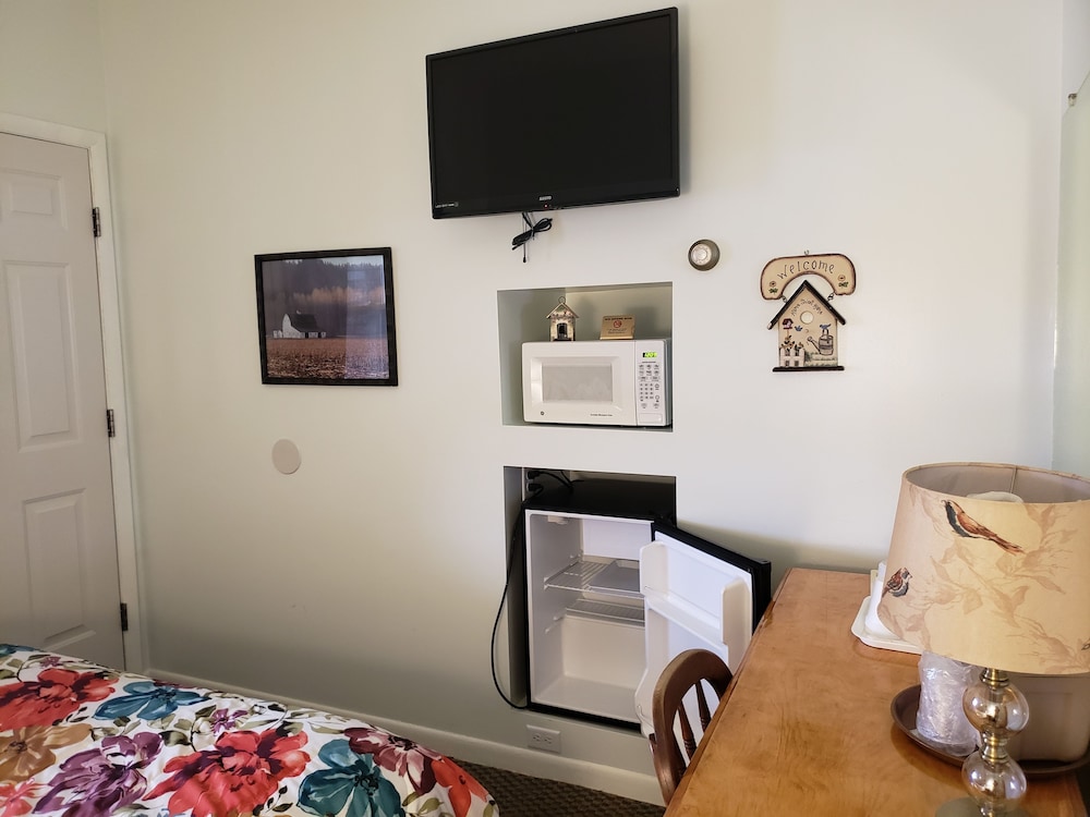 The Colonial Motel - photo 22