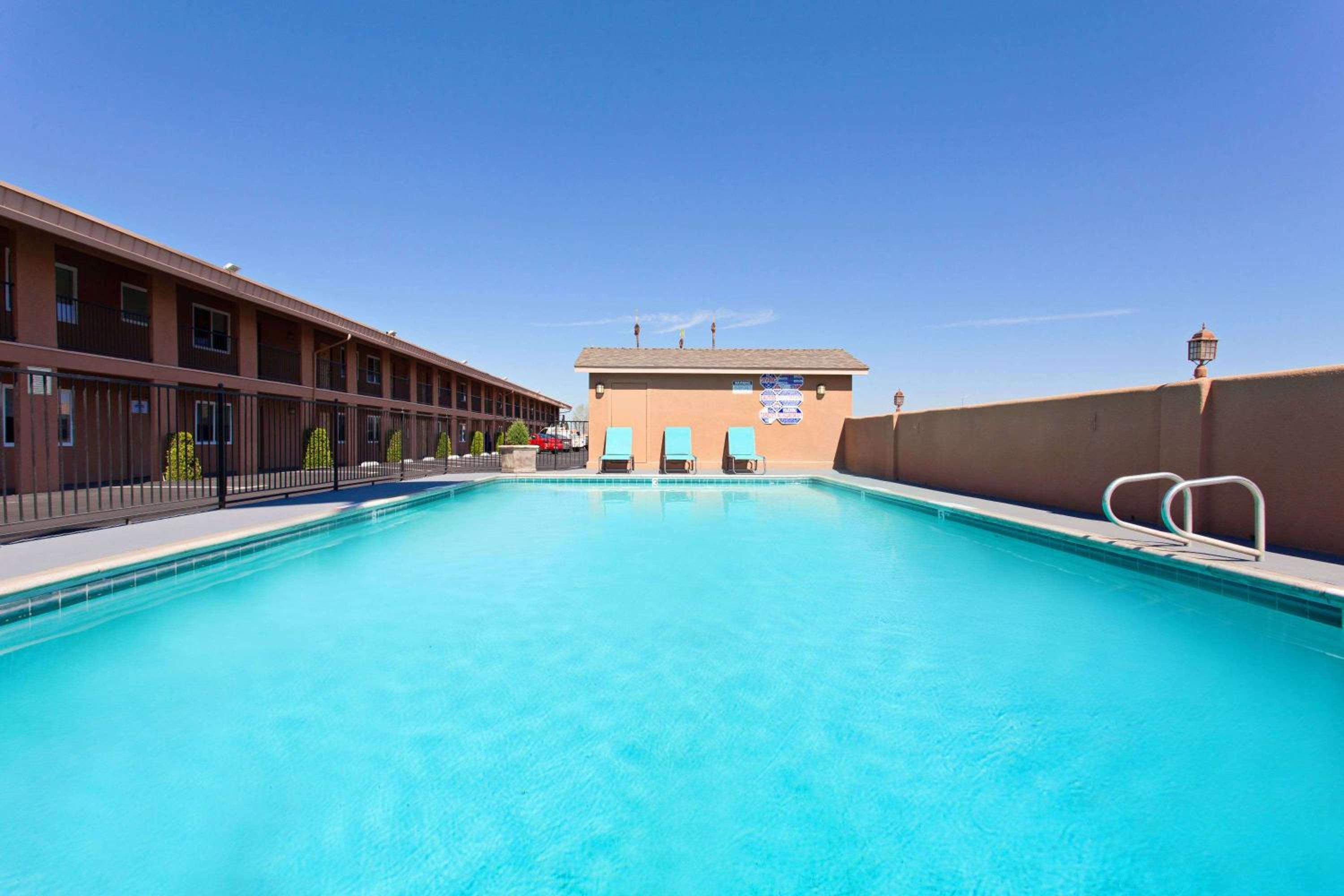 Days Inn by Wyndham Chowchilla Gateway to Yosemite - photo 22