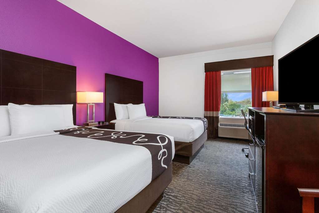 La Quinta Inn & Suites by Wyndham Tampa Bay Area Tampa South - photo 14
