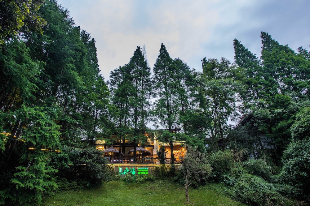 Wuyishan Old Street Sen Live British Inn in Wuyishan, People's Republic of China