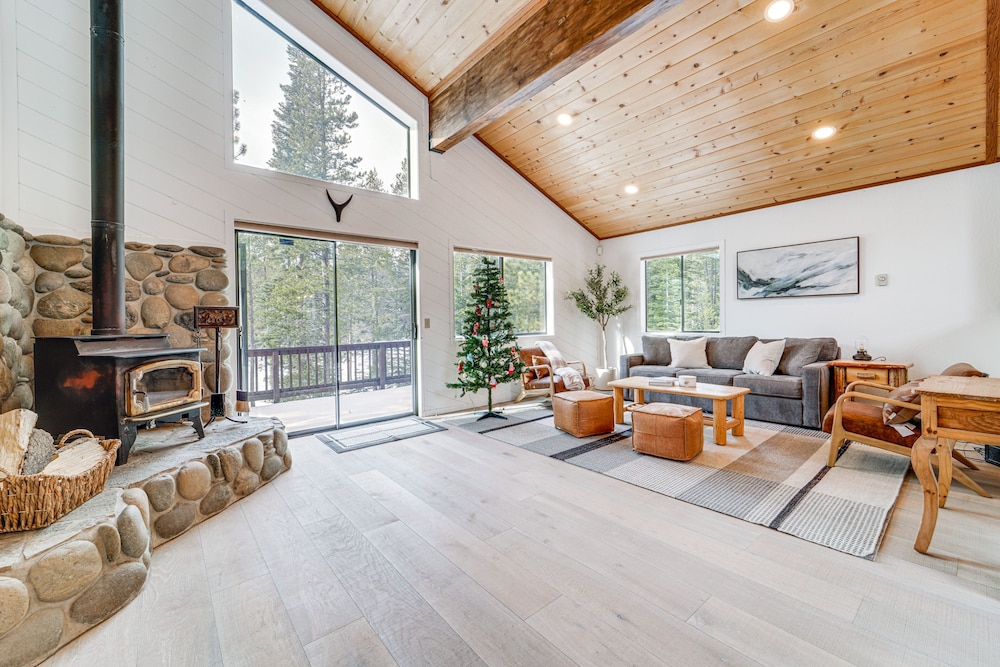 Ski View at Tahoe Donner Stunning 4 BR w Private Hot Tub HOA Amenities — 4-Star Luxury Hotel in Truckee, United States