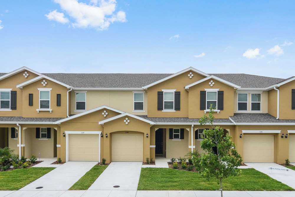 4 Bd Sleeps 10 w GameRoom Close to Disney 5147 — 4-Star Luxury Hotel in Kissimmee, United States