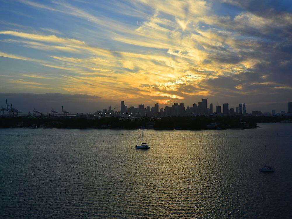 Huge Suite 3 Rooms up to 9p 5 Hotel Sobe #916 in Miami Beach, United States